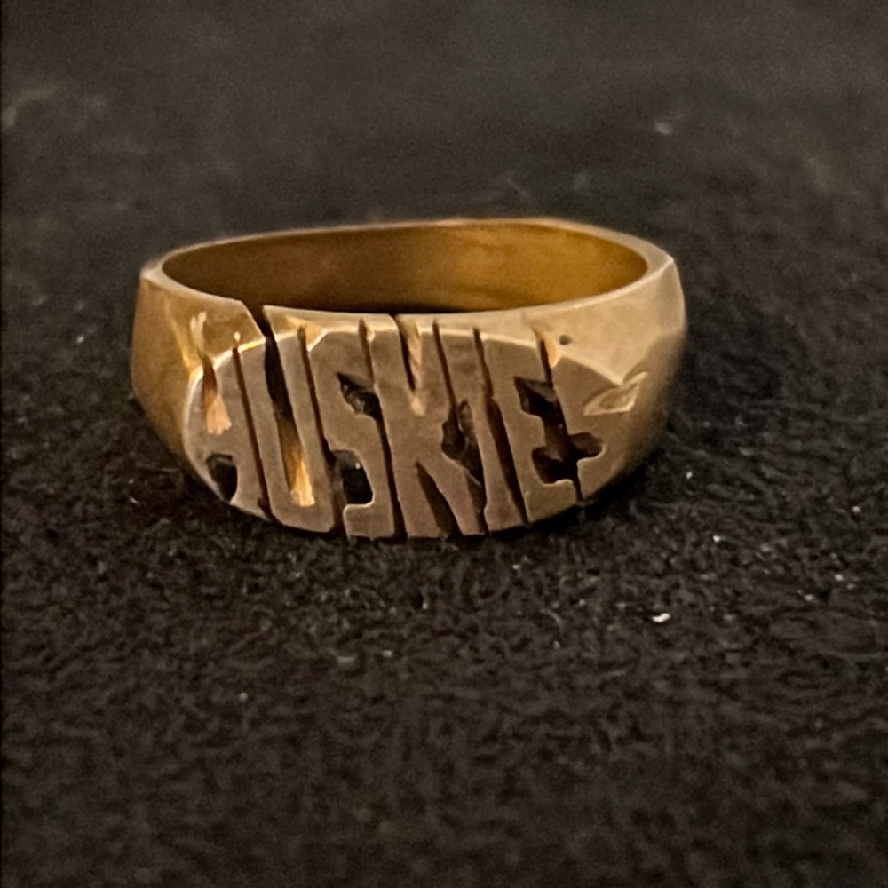 Vintage custom gold plated University of Washington Huskies ring size 8